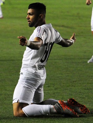 Gabriel celebra gol e vitória em nova despedida do Santos: ‘Aqui é minha casa’