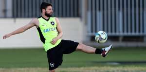 João Paulo é relacionado no Botafogo e pode voltar aos gramados após 8 meses