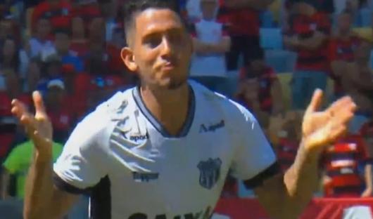 Leandro Carvalho fez um golaço para o Ceará