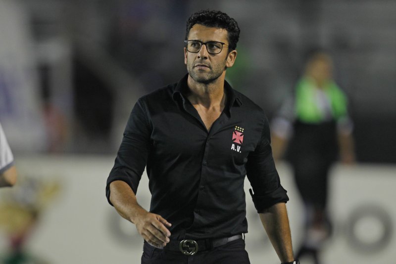 Valentim vê Palmeiras em outro patamar e crê em permanência do Vasco na elite