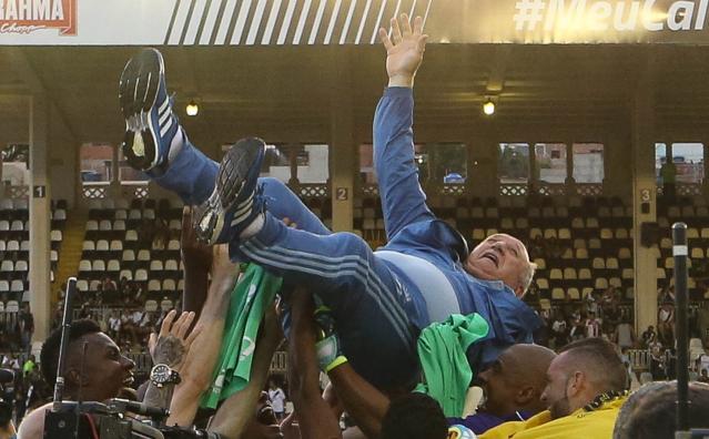 Felipão nos braços dos jogadores: recuperado para o futebol brasileiro após o desastroso 7 a 1 da Seleção