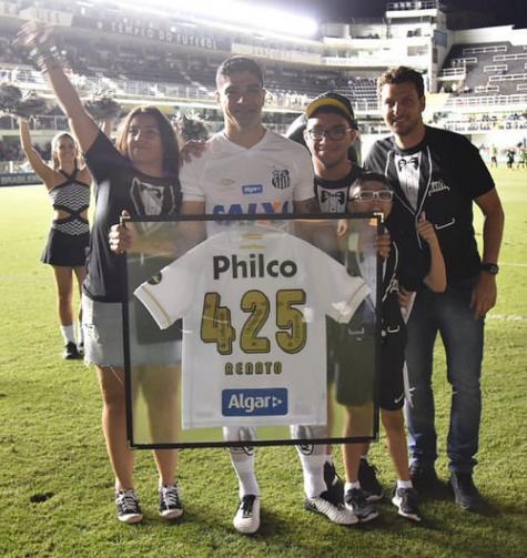 O volante Renato pendurou as chuteiras no Santos