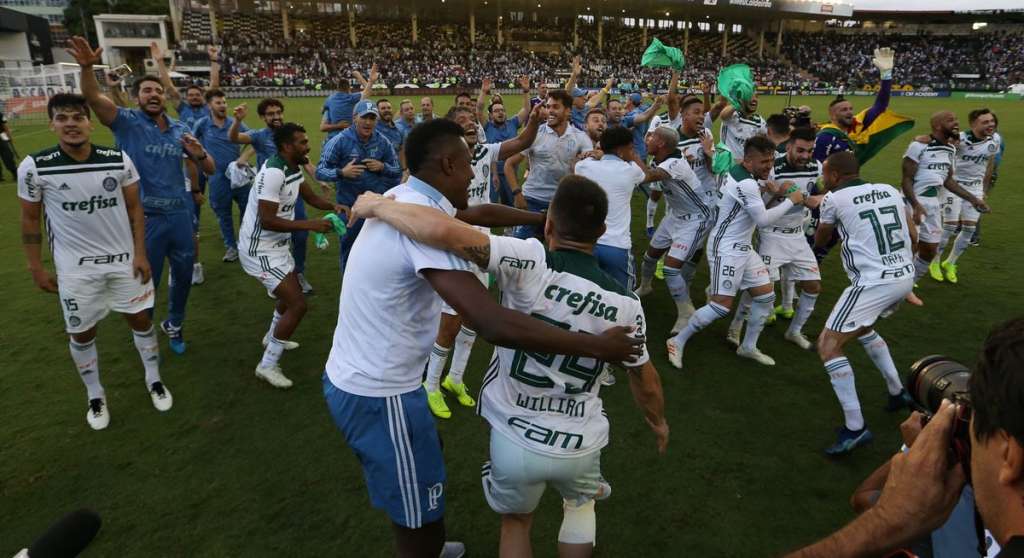 Palmeiras chega a São Paulo e comemora o título brasileiro com a torcida