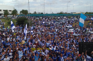 Recepção calorosa e aeroporto lotado: confira as imagens da festa do acesso do CSA