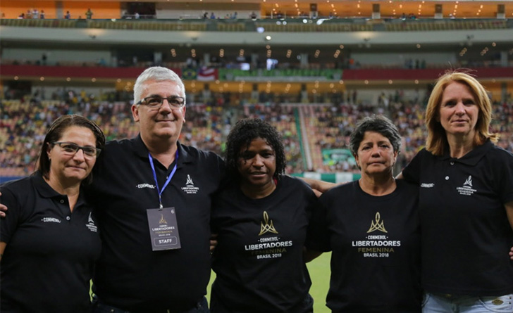 Romeu de Castro, supervisor de futebol feminino da CBF, e as verdadeiras guerreiras da modalidade: Leda, Roseli, Marisa e Maravilha. - Divulgação