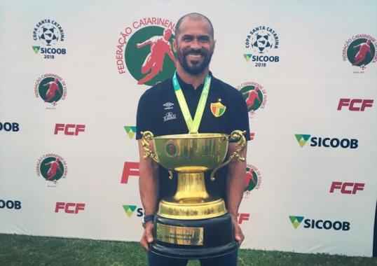 Após se destacar comandando o Brusque, o técnico Pingo acertou com o Caxias-RS para a próxima temporada