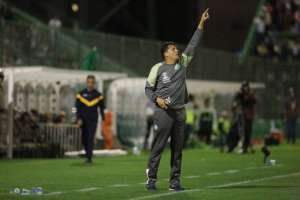 Claudinei Oliveira lamenta desperdício, mas valoriza empate da Chapecoense