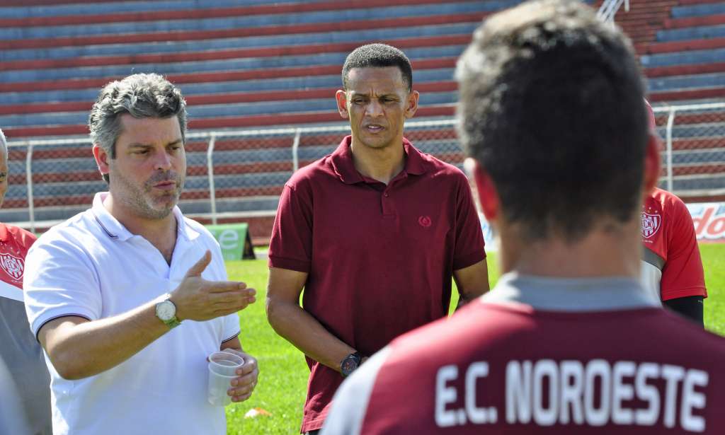 Presidente Estevan Pegoraro apresentou Deda ao elenco noroestino (Foto: Bruno Freitas/Noroeste)