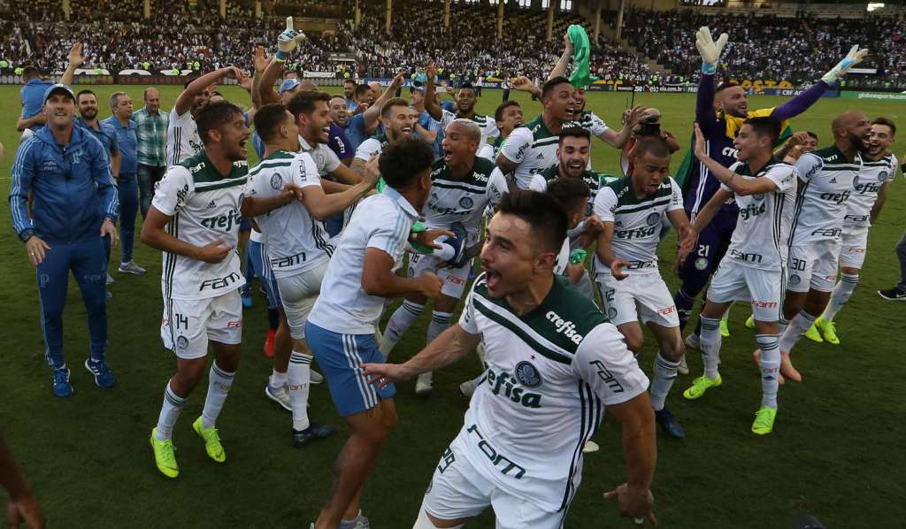Moisés fez a festa com os jogadores do Palmeiras