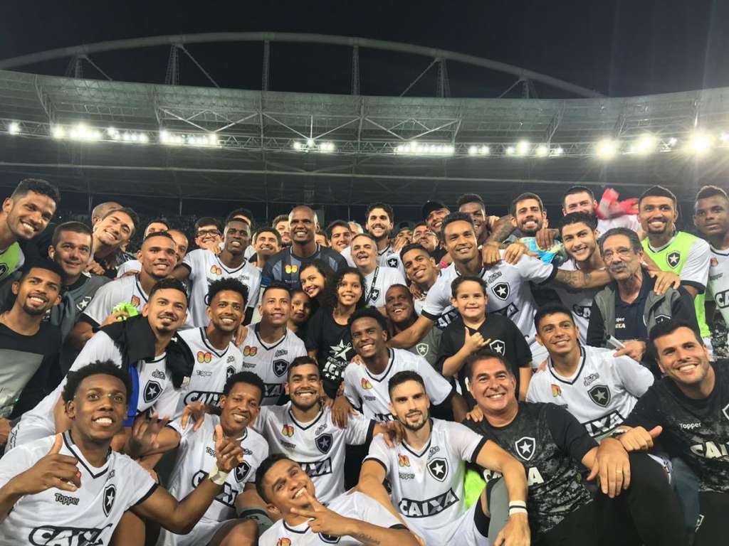Jefferson foi muito festejado pelos seus companheiros de equipe