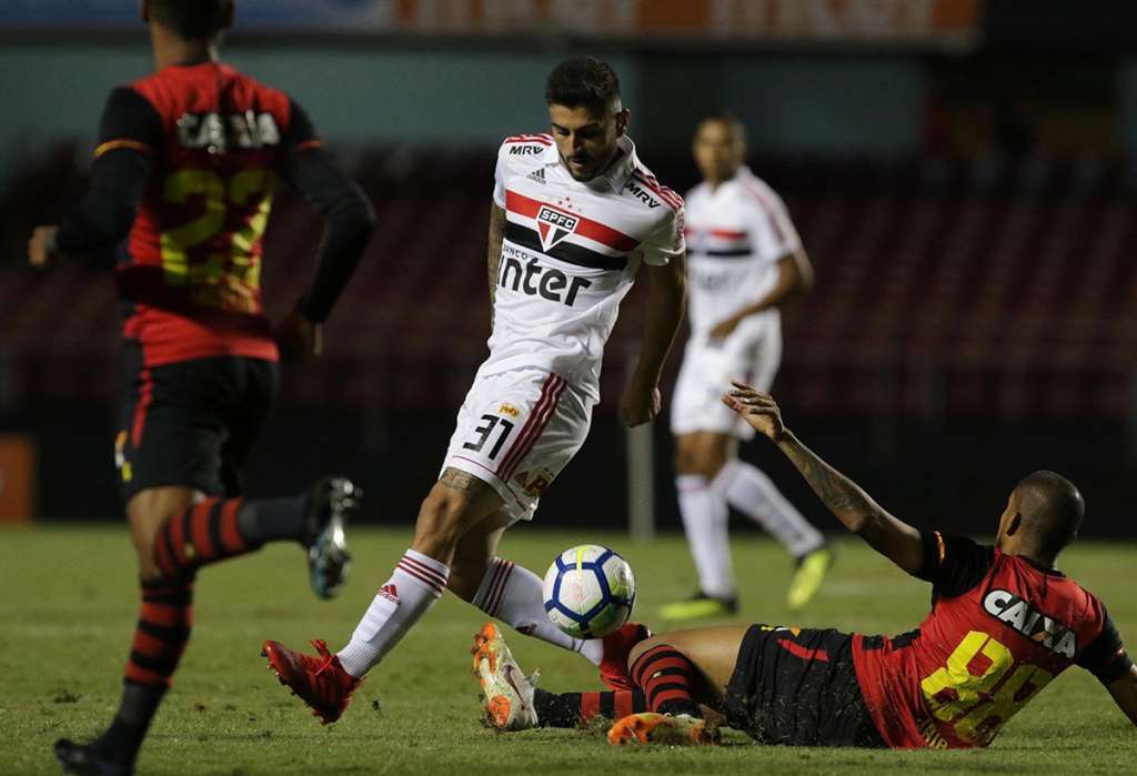 Técnico do São Paulo defende Nenê após pênalti perdido no Morumbi