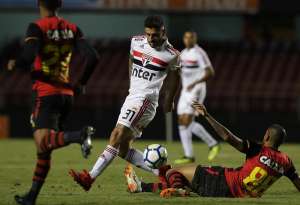 Técnico do São Paulo defende Nenê após pênalti perdido no Morumbi