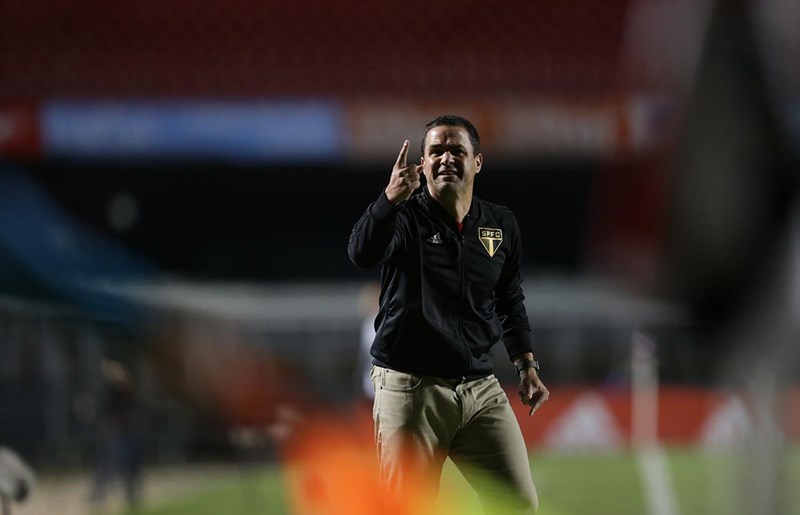 Diretor do Sport dispara contra técnico do São Paulo: “estagiário”