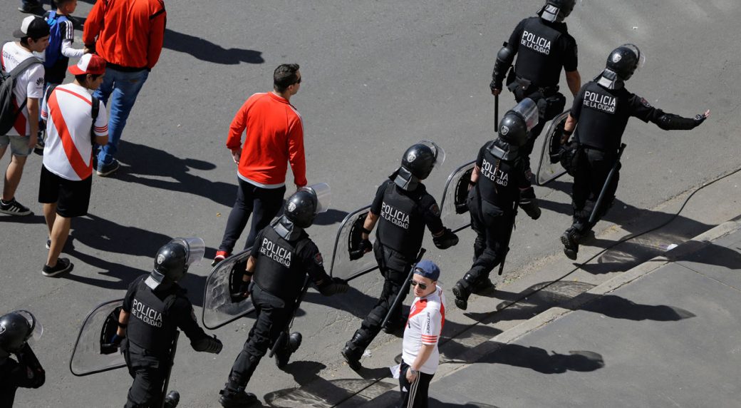 Conmebol denuncia River Plate por ataque de torcida a ônibus do Boca Juniors