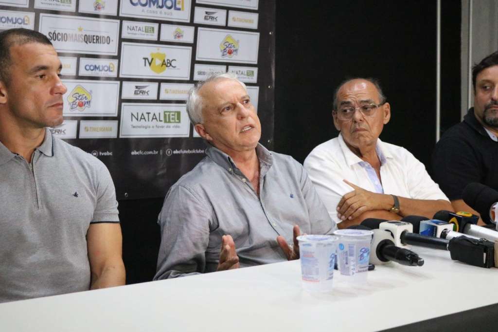 Fernando Suassuna confirmou permanência do treinador - Andrei Torres / ABC F.C.