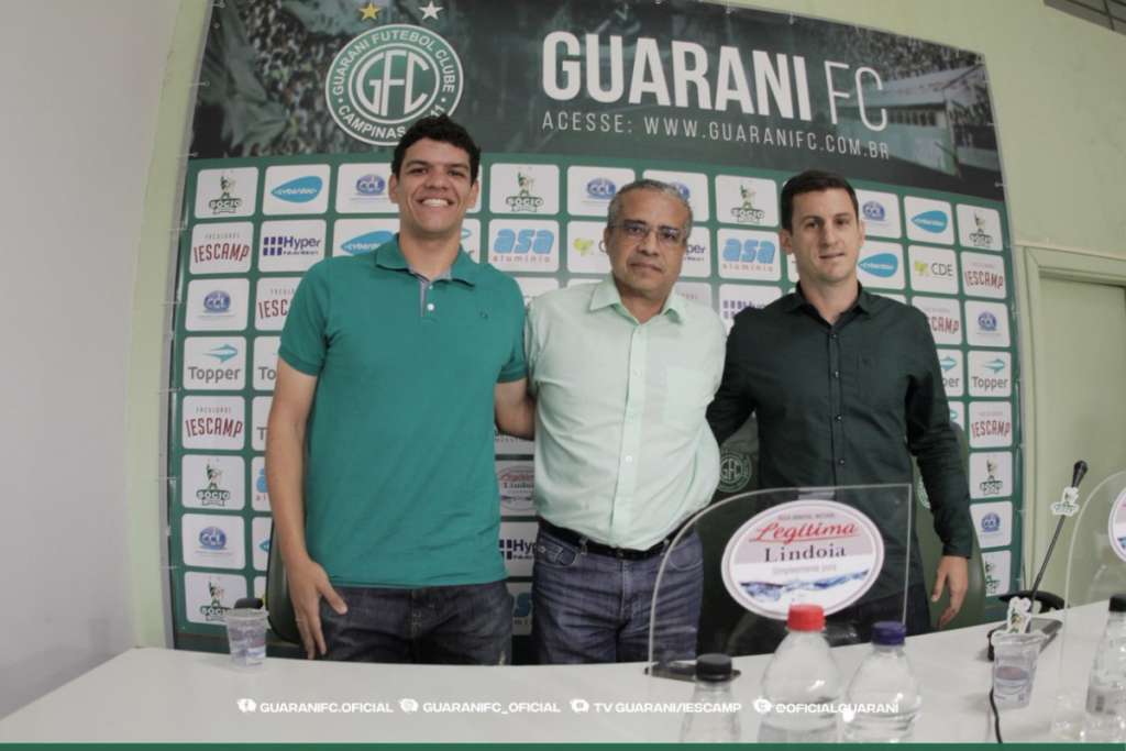 Gabriel Remédio (esq) e Fumagalli (dir) foram apresentados ao lado de Palmeron.(Foto: Letícia Martins / Guarani Press)