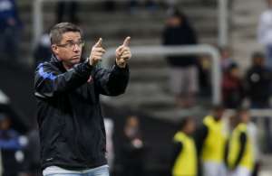 Apesar da rejeição da torcida, Guarani fica perto de ex-Corinthians