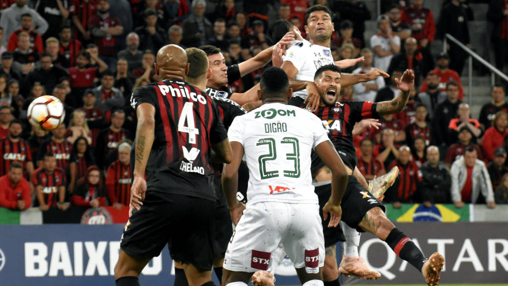 Atlético-PR defende vantagem contra Flu em crise para ir à final da Sul-Americana