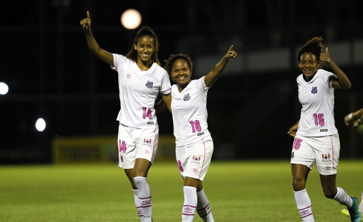 Tayla comemora o primeiro gol do Santos na vitória, por 3 a 1, sobre o Sport Girls-ARG, no Campo do SESI. - Divulgação