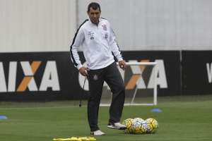 Corinthians deve se reunir com agente de Carille nesta quinta-feira