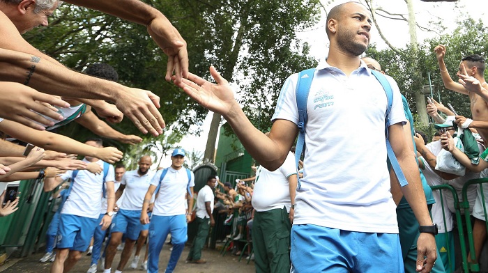 Palmeiras oficializa contratação de lateral de rival do Brasileirão