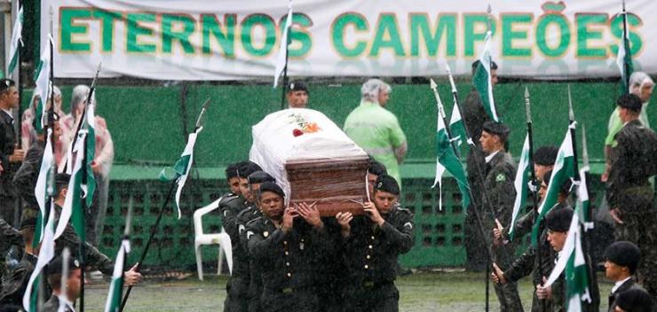 Comoção nacional no enterro das vítimas da tragédia na Colômbia antes da decisão em 2016