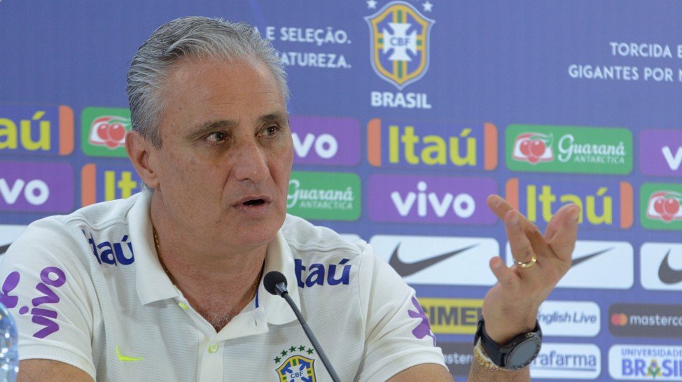 Tite diz que seleção campeã mundial não é modelo para o Brasil