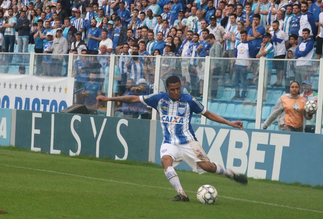 Lateral que subiu com o Avaí pode ir parar a Ponte Preta