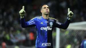 Com futuro indefinido, Fernando Prass conversa com Felipão após o treino