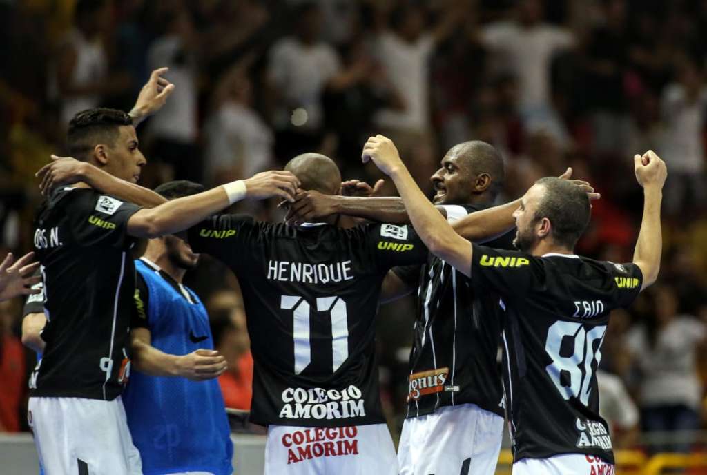 Após festa para Falcão, Corinthians fica perto do título da Liga Paulista