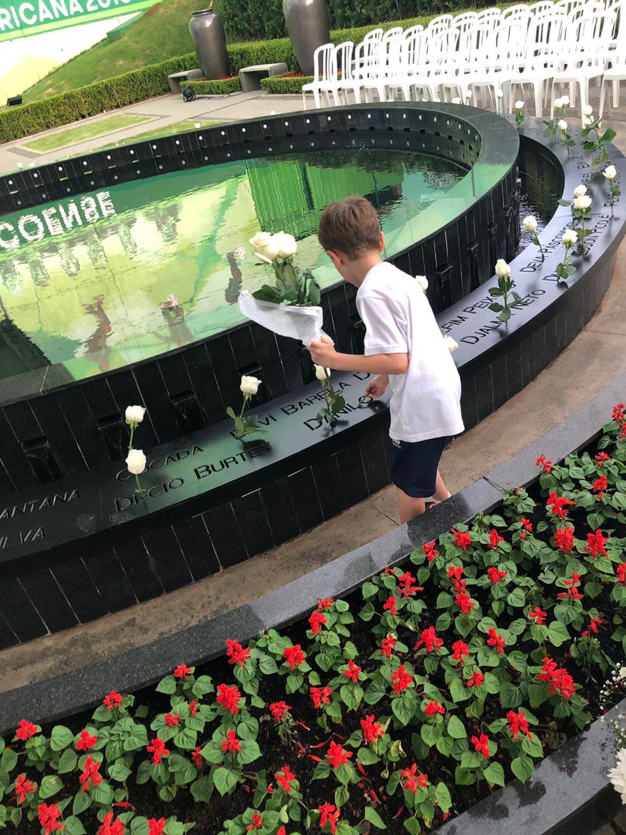 Sobreviventes da Chape se emocionam durante homenagem às vítimas de acidente aéreo