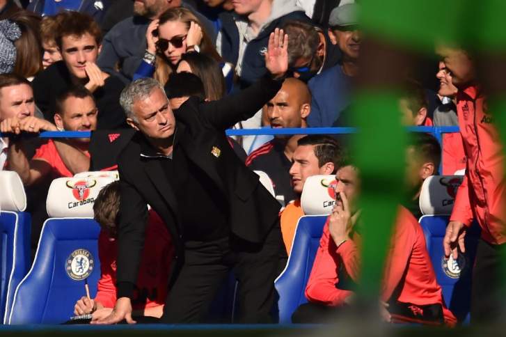 Inglês: Mourinho diz que lesão deve afastar Sánchez do Manchester por longo período