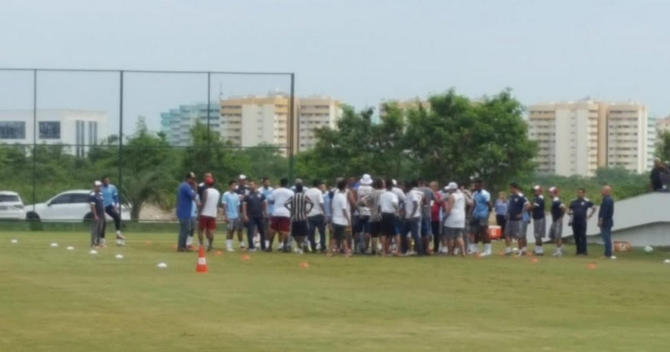 Torcedores invadem treino do Fluminense e cobram elenco por resultado