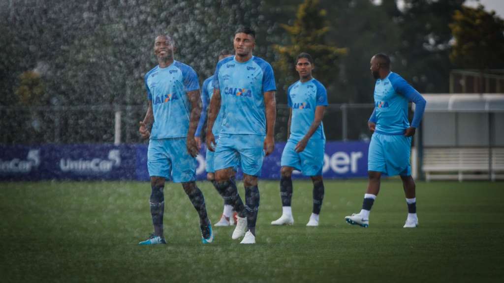 Com jovens da base, Sidnei Lobo comanda último treino do Cruzeiro na temporada