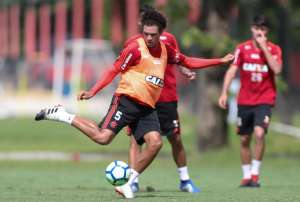 Volante campeão mundial pelo Corinthians entra na mira do São Paulo