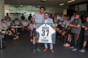 Sem jogar há mais de um ano, Vilson se despede do Corinthians com homenagem