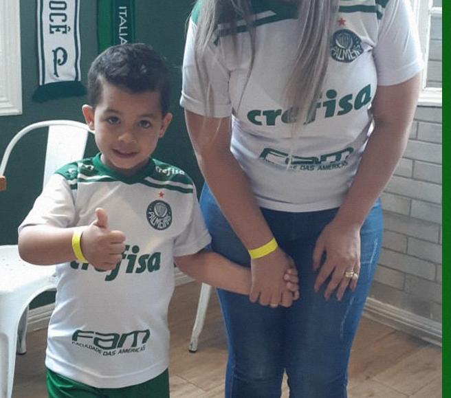 Dudu entra em campo com filho de vítima de acidente da Chape antes de jogo do título 2 0002050357887 img