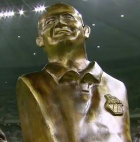 Lisca chega surfando em ônibus, leva busto pra casa e promete Ceará na Libertadores