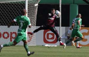 Após ‘queda’ com Paraná, Claudinei dá volta por cima e salva a Chapecoense