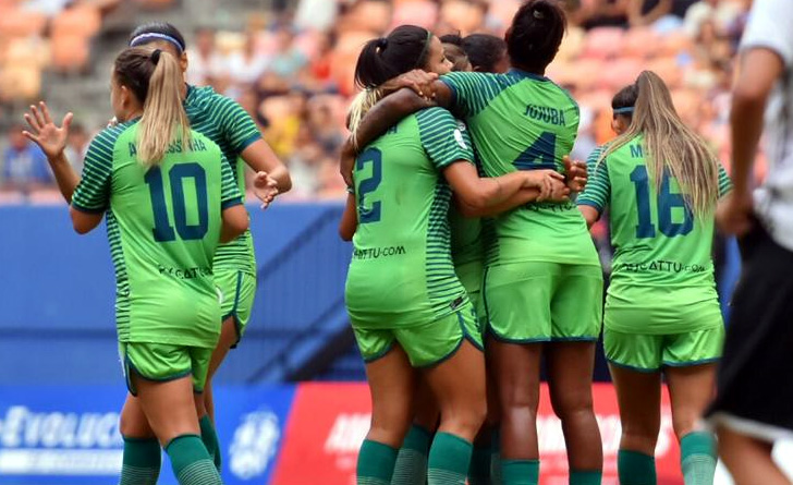 Jogadoras do Iranduba abraçam Djenifer após a marcação que abriu o placar na decisão de terceiro lugar da Libertadores Feminina - Divulgação