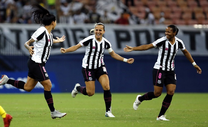 Brena sai para comemorar com suas companheiras o gol que abriu o placar da Arena da Amazônia, em Manaus-AM. - Divulgação