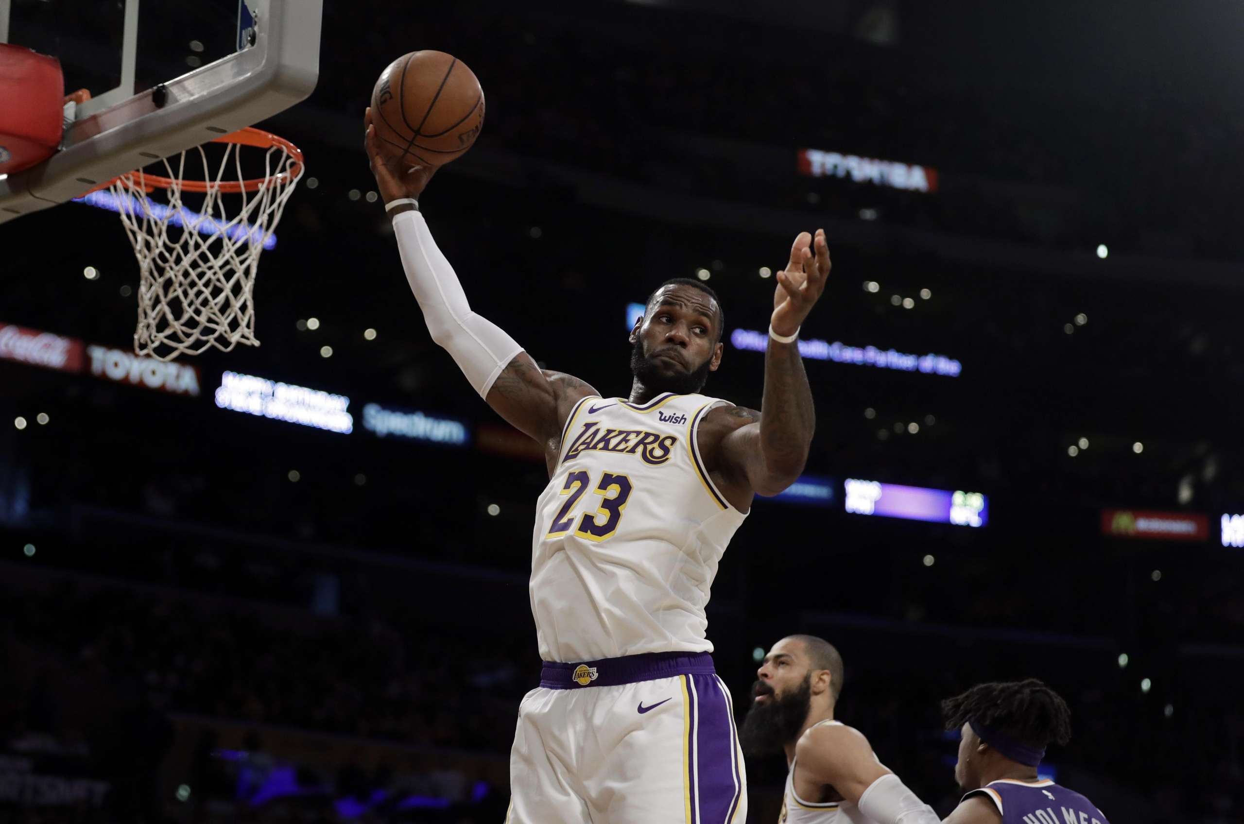 Basquete: Liderado por LeBron, Lakers derrota Suns e soma a 3ª vitória em 4 dias