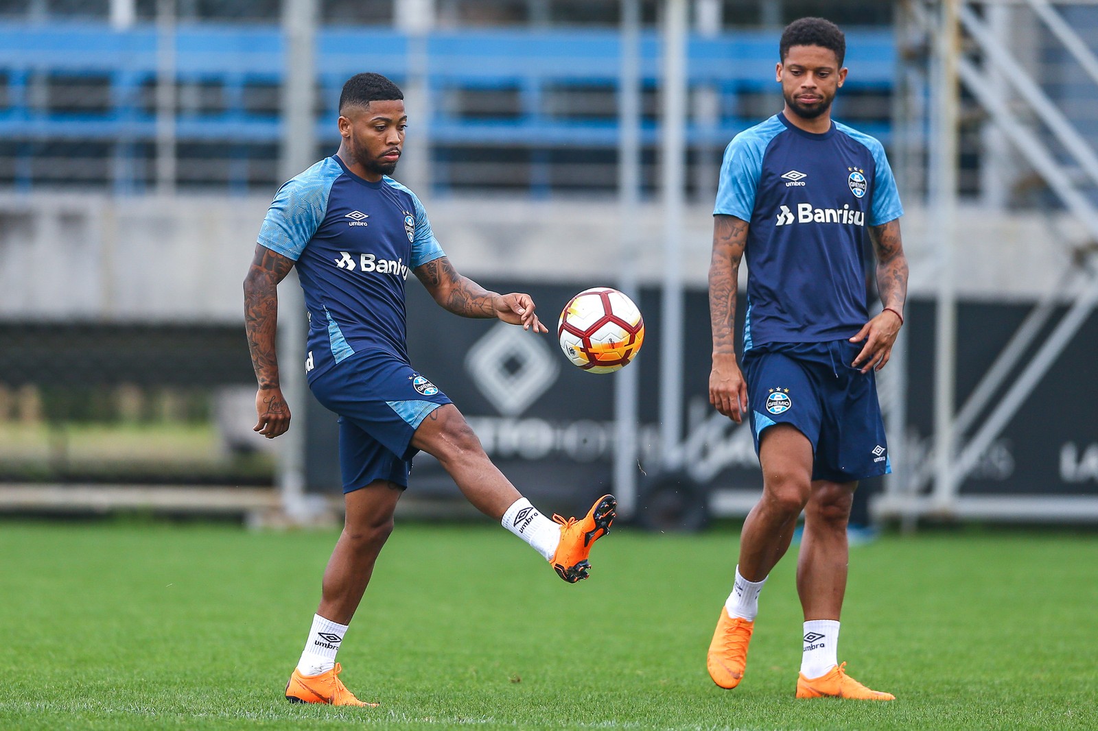 Grêmio estuda oferecer Marinho ao Corinthians para ficar com Capixaba
