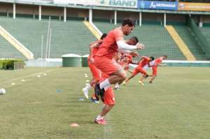 Time da Série B pode melar renovação de zagueiro com Guarani