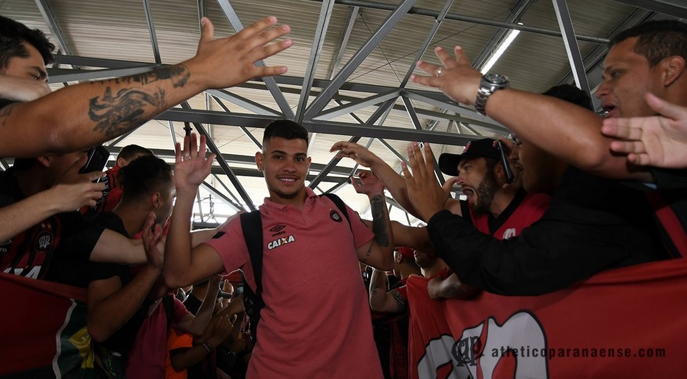 Sul-Americana: Atlético-PR embarca para final com festa de centenas de torcedores