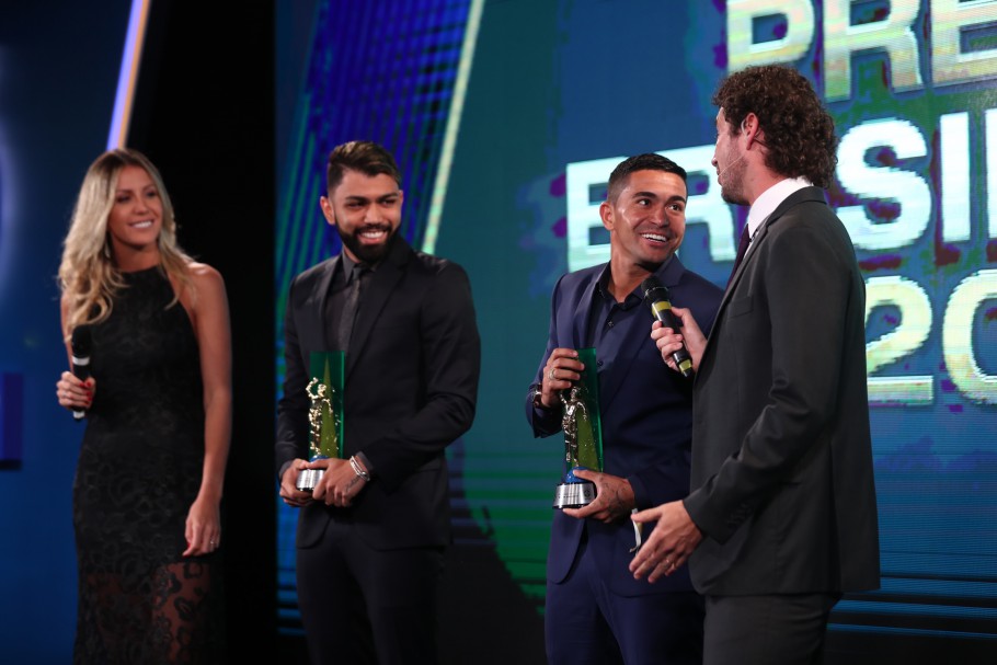 Campeão pelo Palmeiras, Dudu é eleito o craque do Brasileirão pela CBF