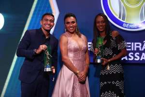 Melhor do Brasileirão, Dudu celebra prêmio e recebe apelo por permanência no Palmeiras