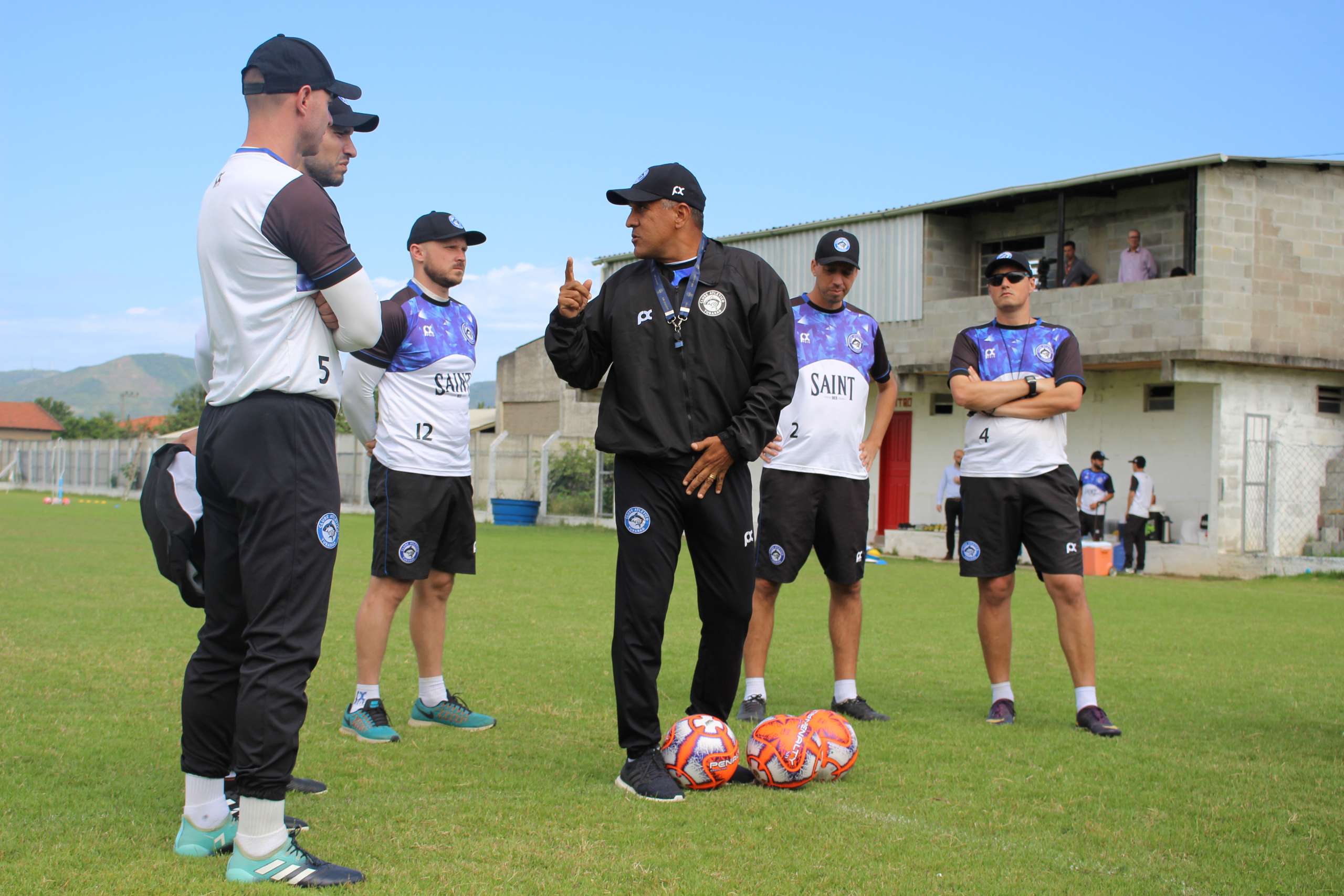 Catarinense: Silas é apresentado em novo clube e comanda primeiro treino