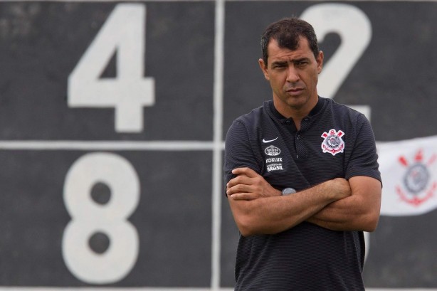 Carille tem retorno adiado ao Corinthians e preparador de goleiros é vetado