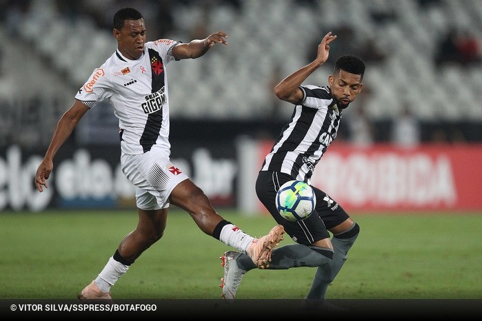 Palmeiras e Botafogo estudam troca de atacante por volante